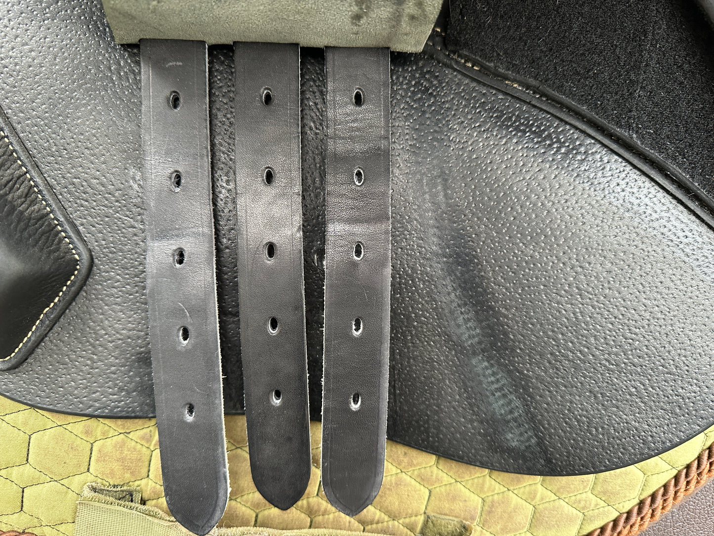 Ikonic Elite Springsattel schwarz 17,5 Zoll Klettpauschen