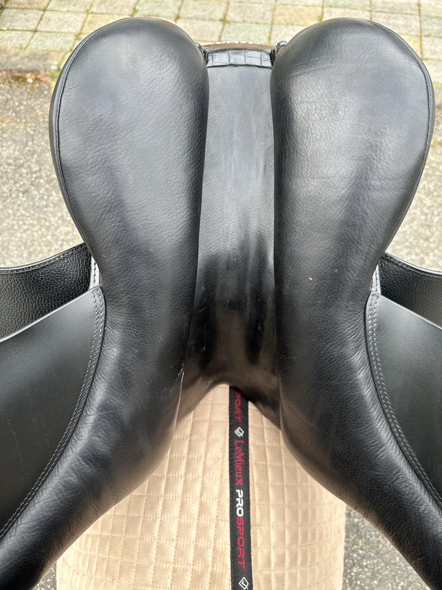 Silla de doma Stübben Aramis II CH de 17,5 pulgadas lacada en cocodrilo