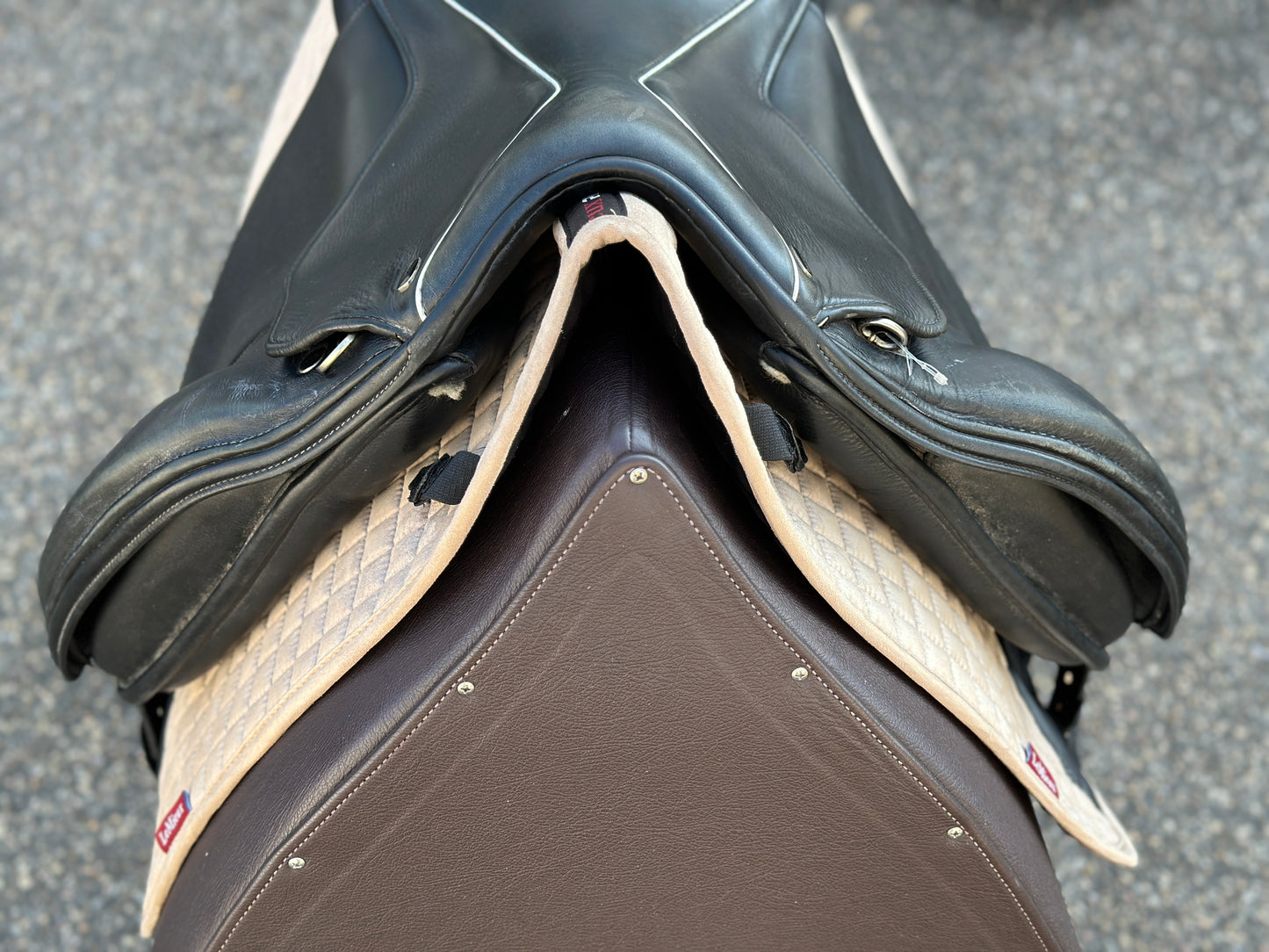 Bagari Levity dressage saddle 17.5 inches