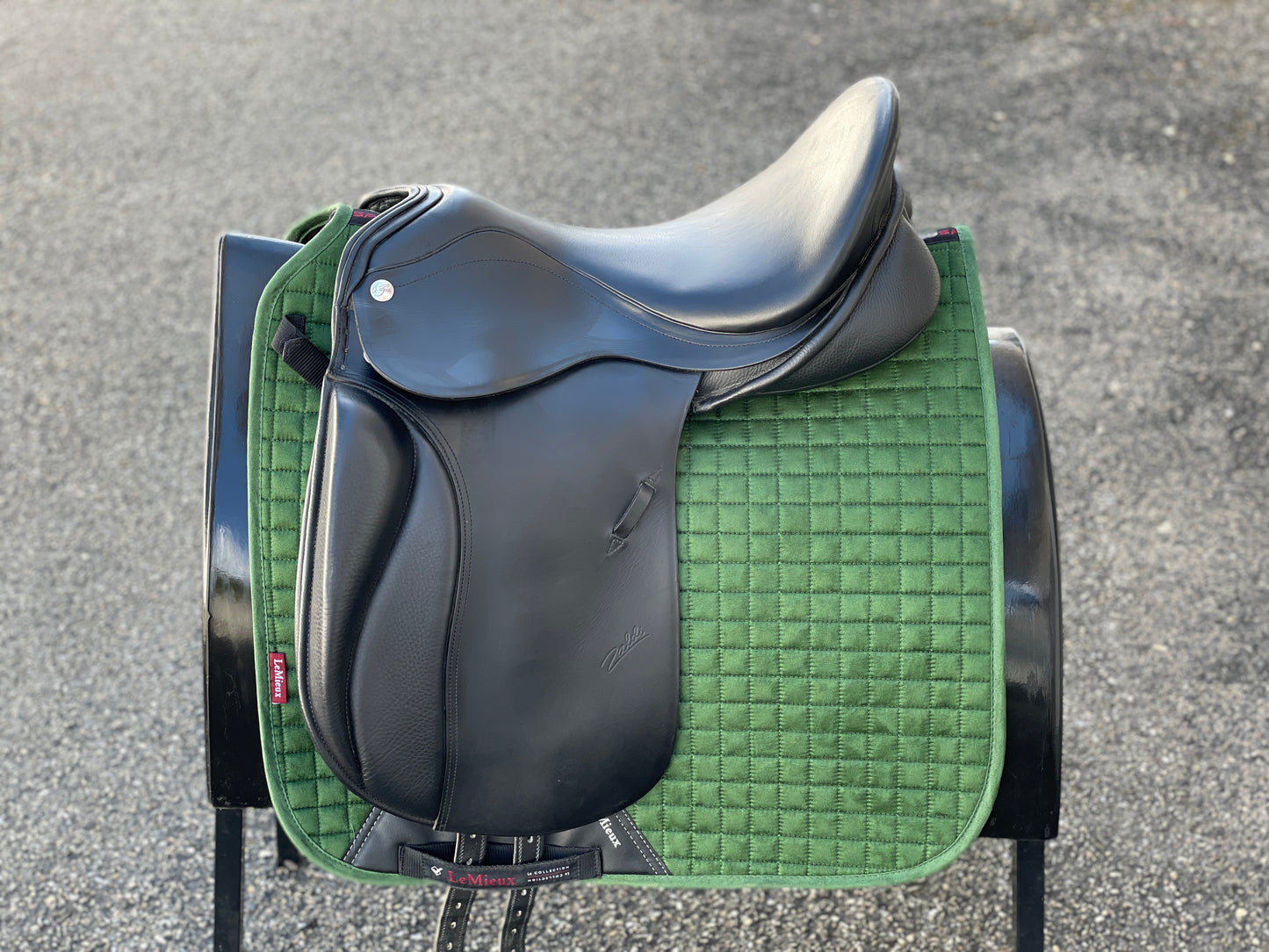 Zaldi New Kent dressage saddle 17.5 inches