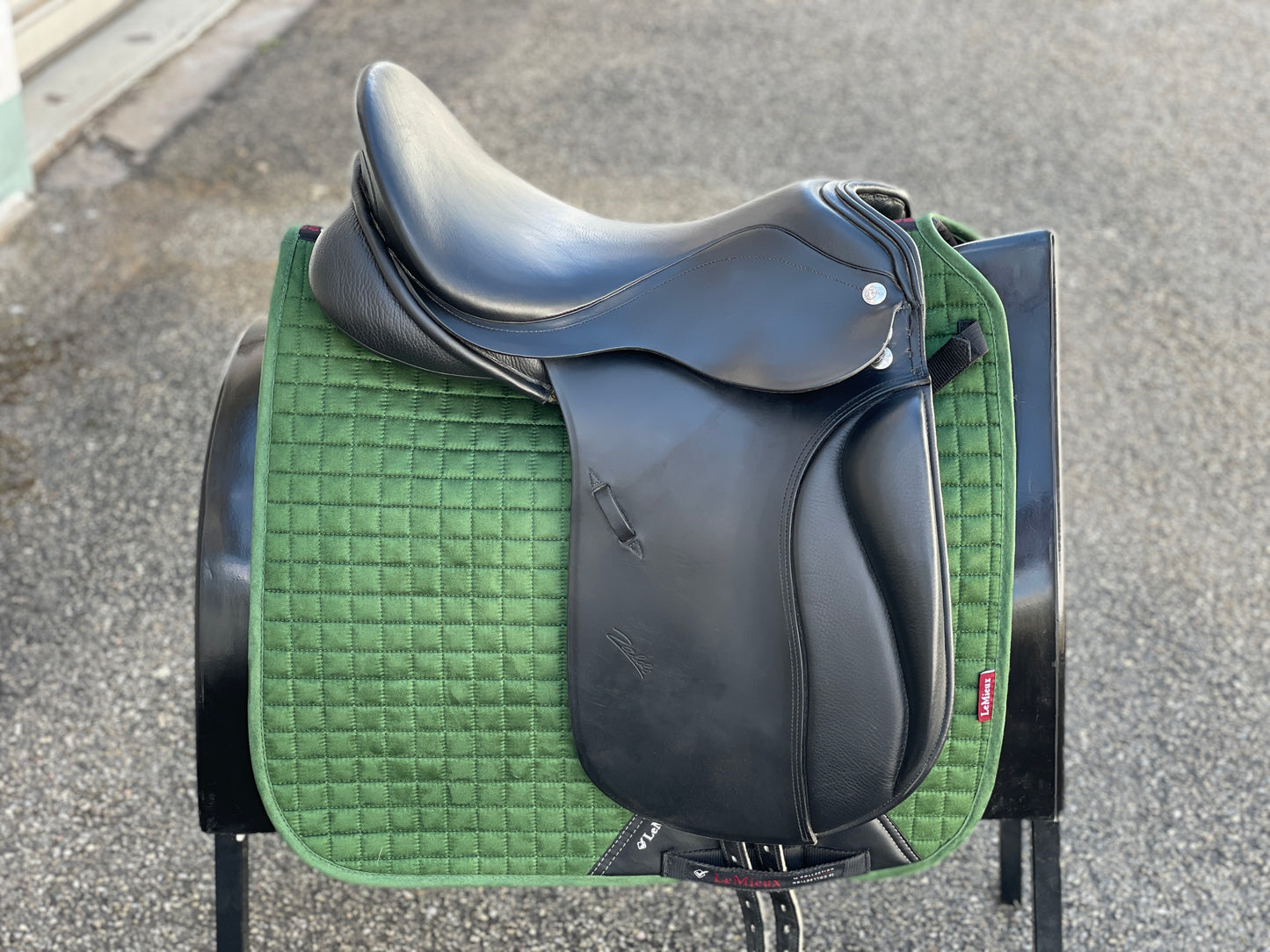 Zaldi New Kent dressage saddle 17.5 inches