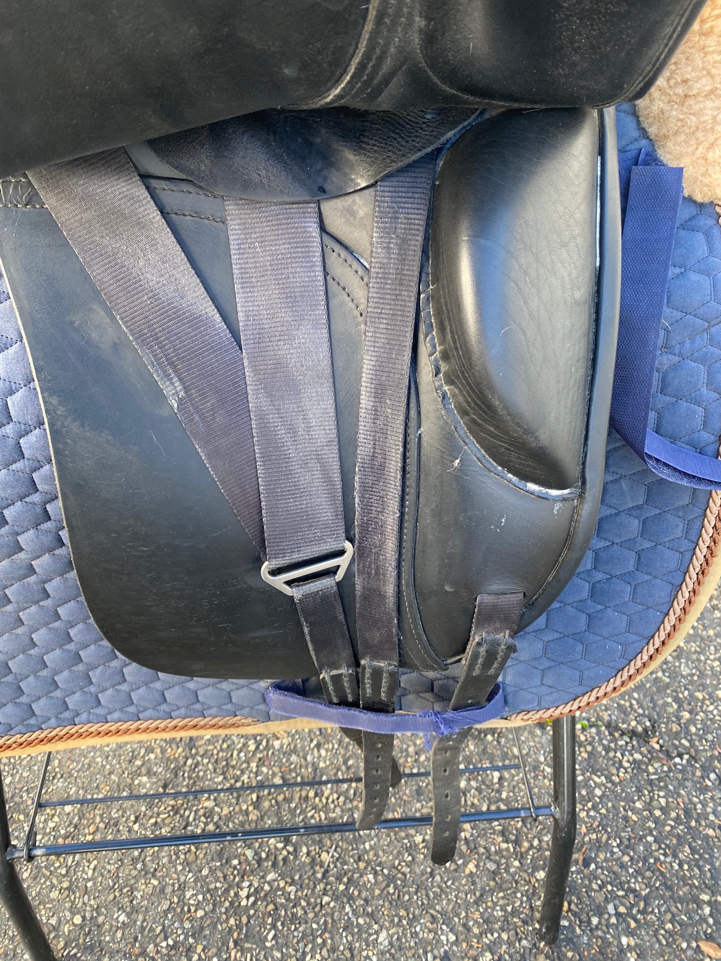Silla de doma anatómica Hintermayer de 17 pulgadas