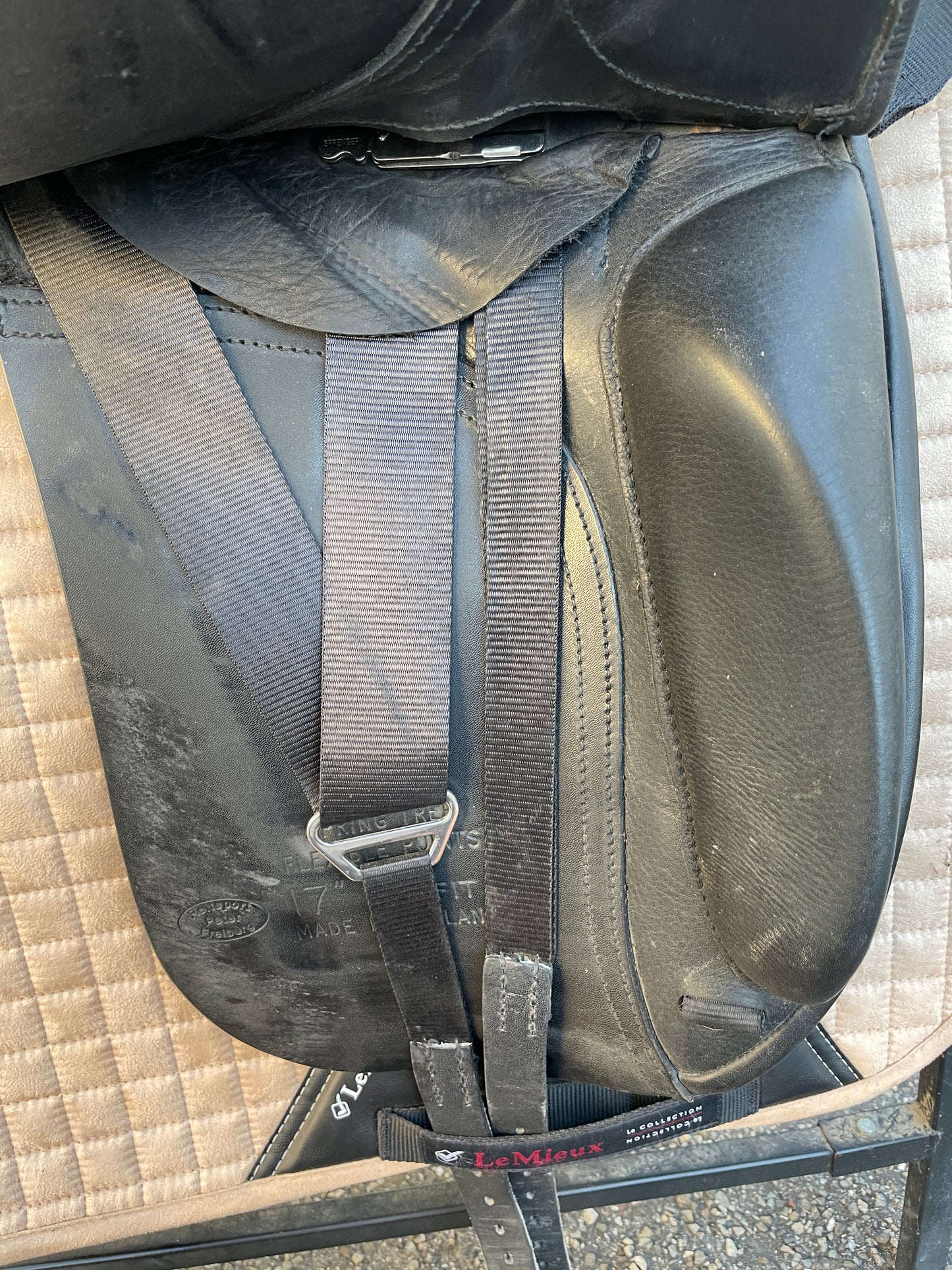 Silla de doma anatómica Hintermayer de 17 pulgadas