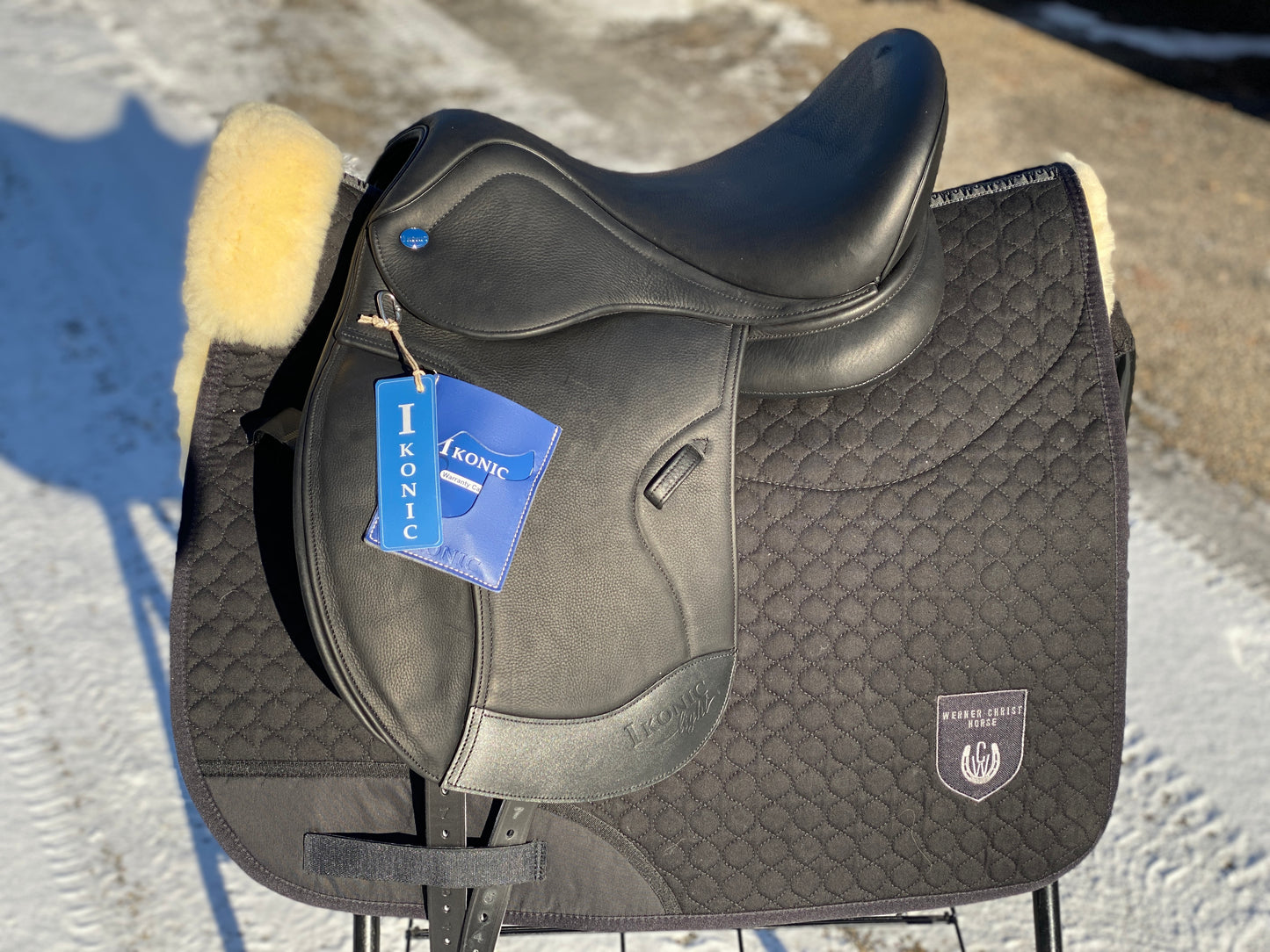 Silla híbrida de doma ligera Ikonic Pony