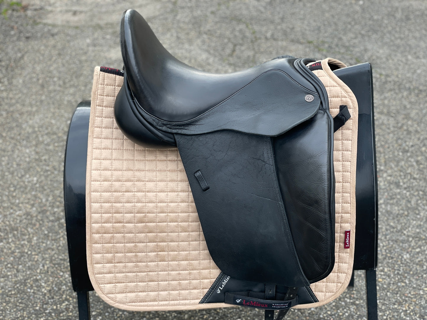 Silla de doma Dresch XT Flat con rollo de velcro de 17,5 pulgadas