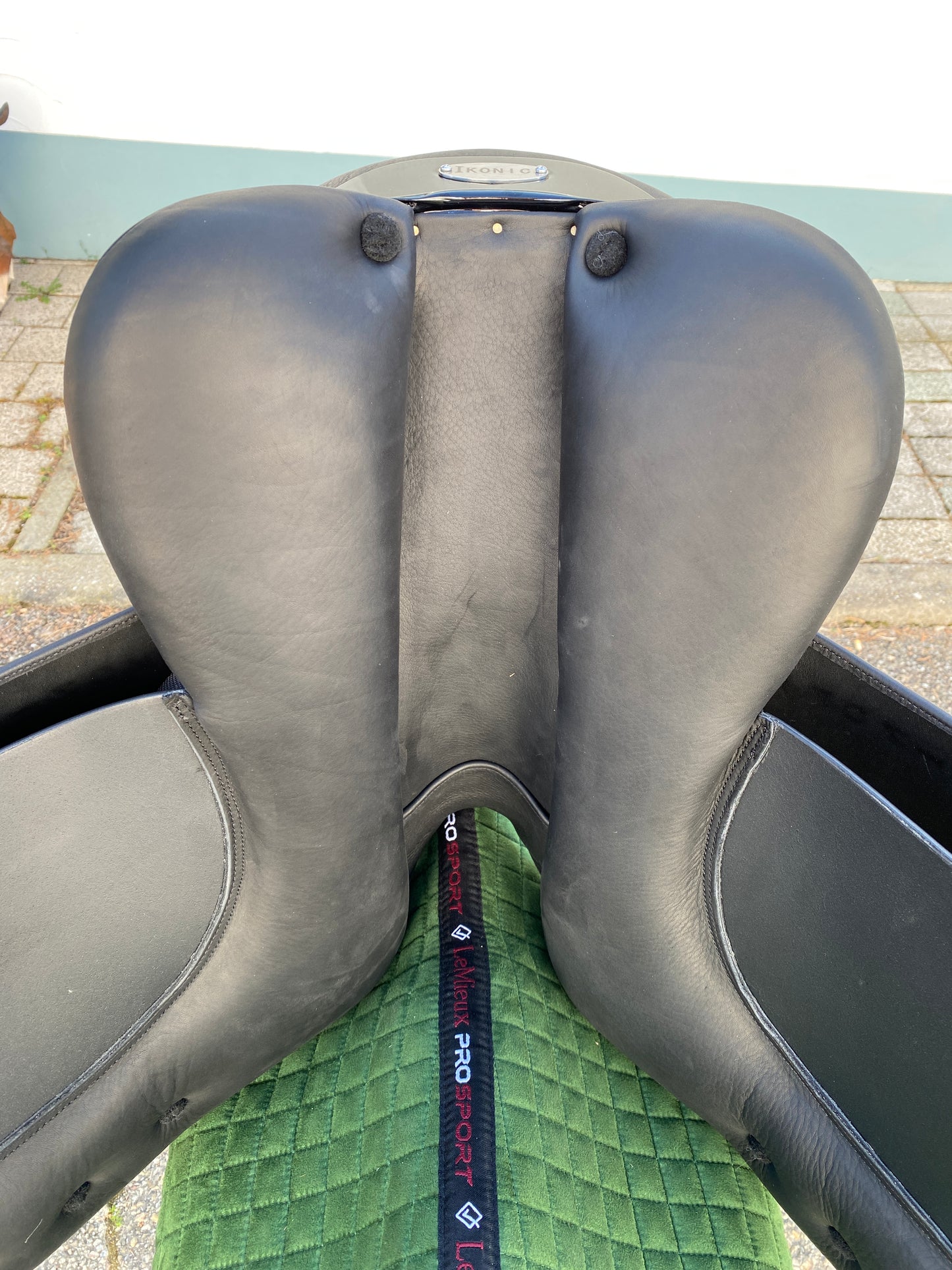 Ikonic Pro Evolution dressage saddle D04