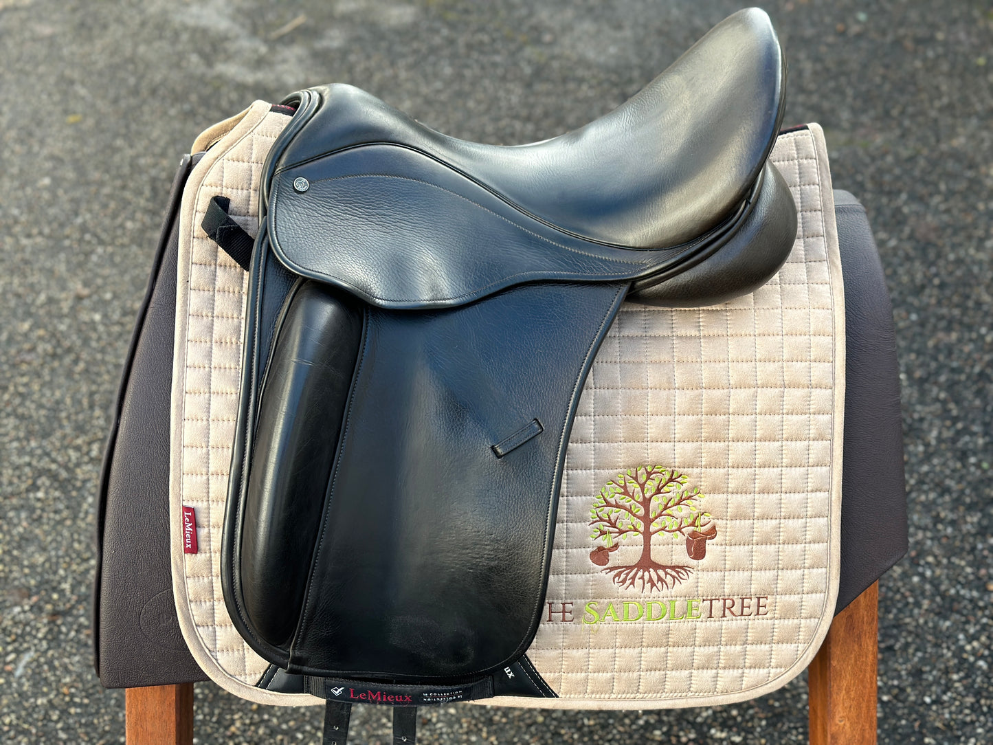 County Perfection Dressage Saddle 17 inch W