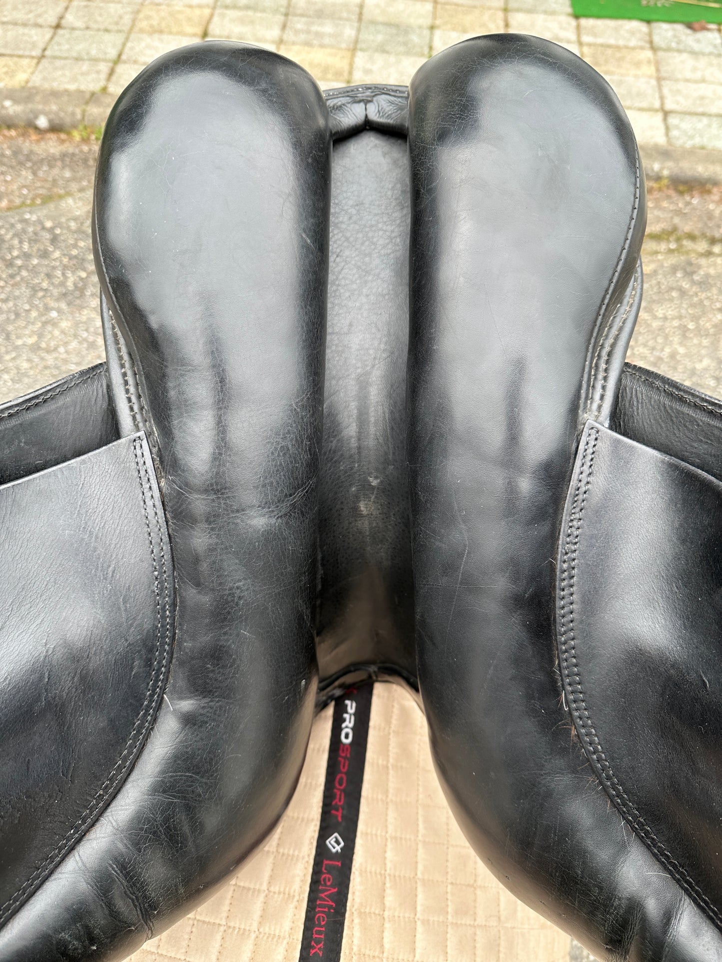 Stübben Maestoso dressage saddle 17.5 inches