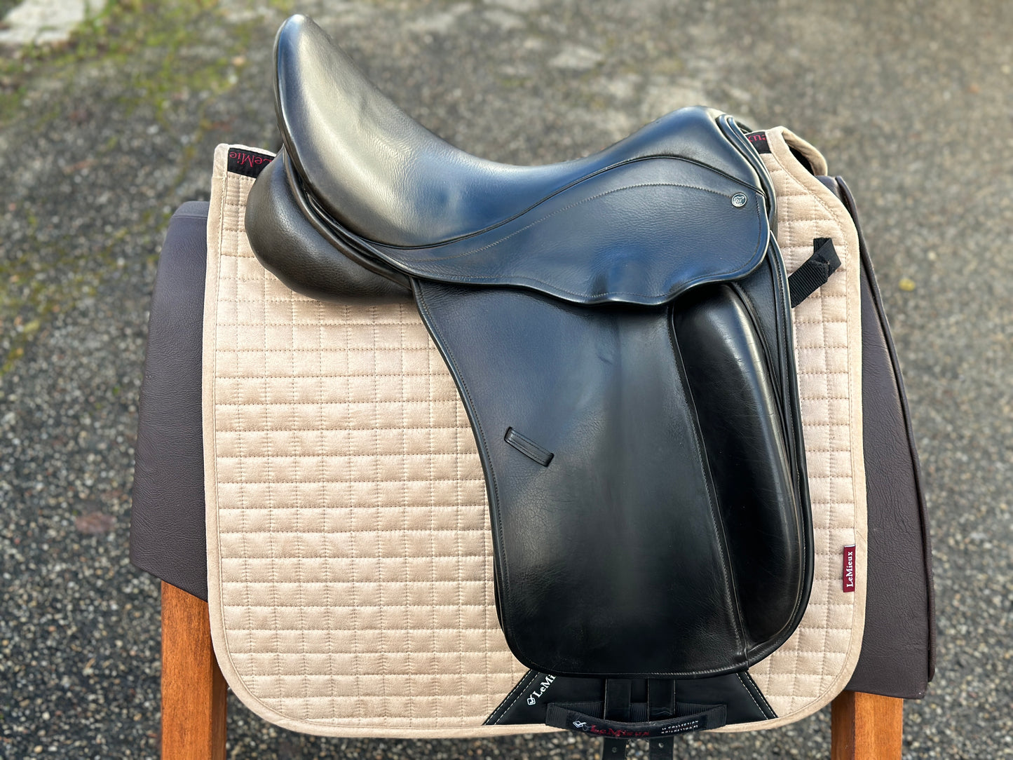 County Perfection Dressage Saddle 17 inch W