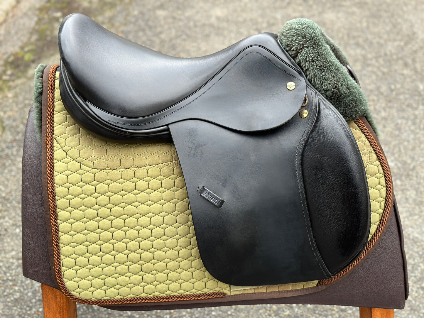 Harry Dabbs Springsattel schwarz 18 Zoll Klettpauschen
