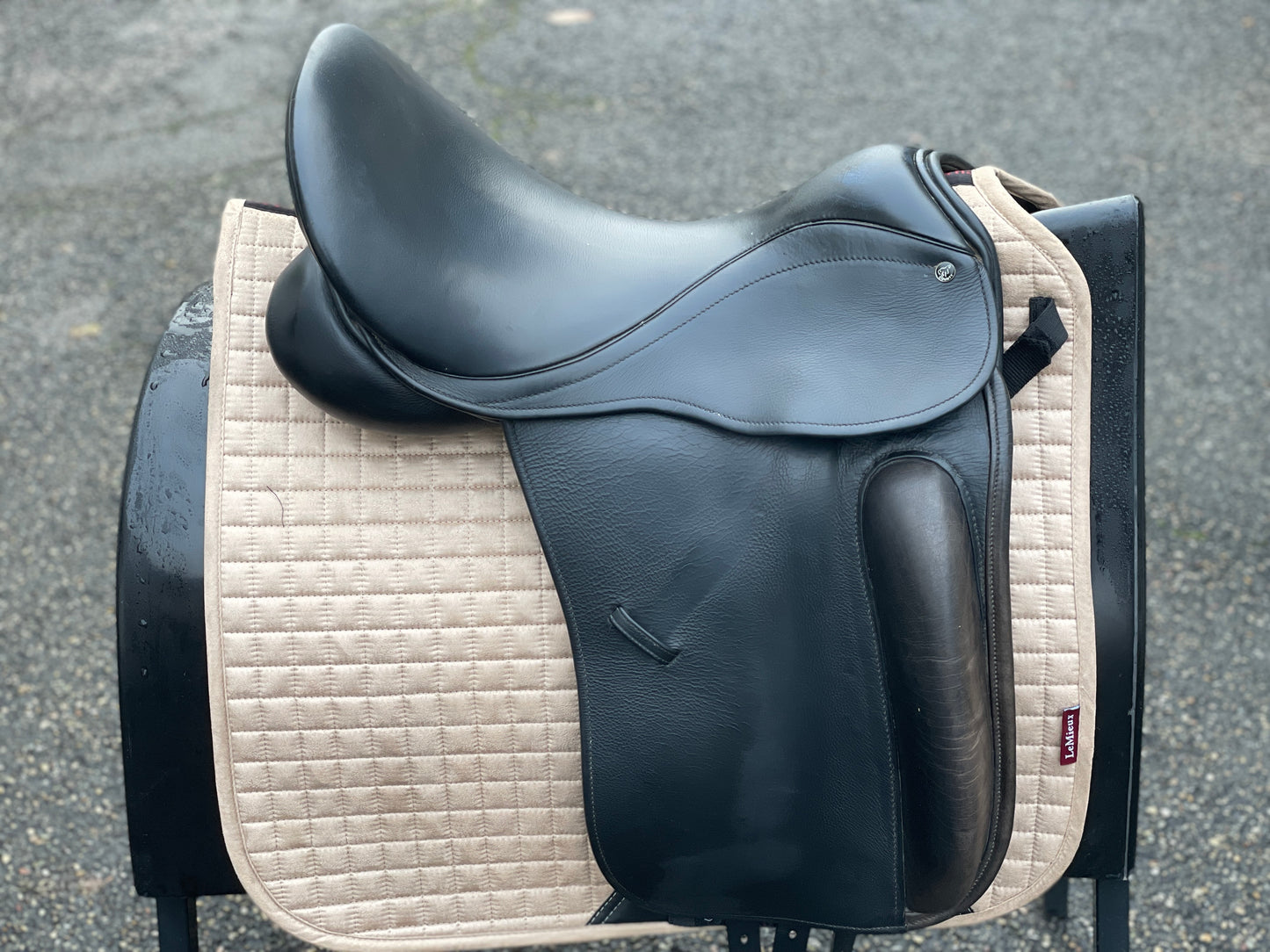 County Perfection Dressage Saddle 17.5 inch N SR
