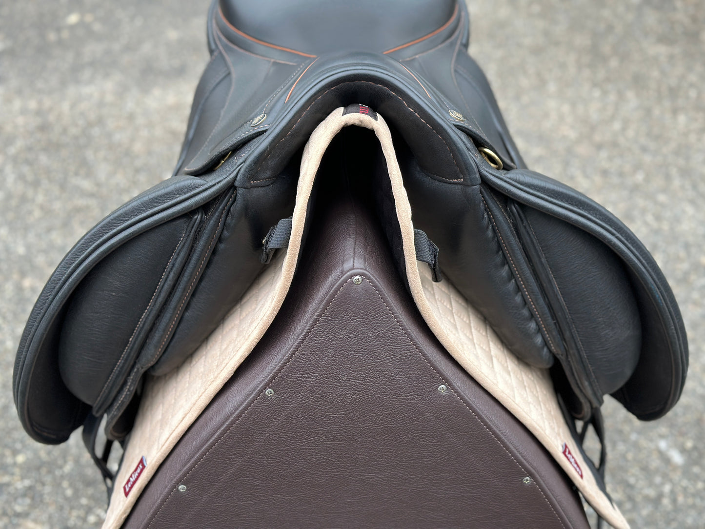 Horobin Gerd Heuschmann dressage saddle as good as new 17.5 inch shoulder clearance