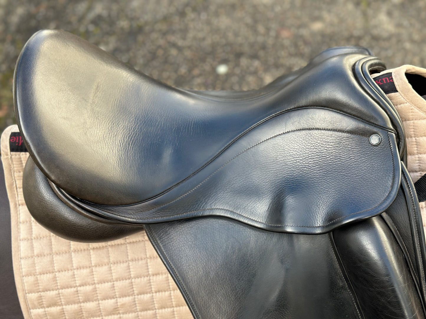 County Perfection Dressage Saddle 17 inch W
