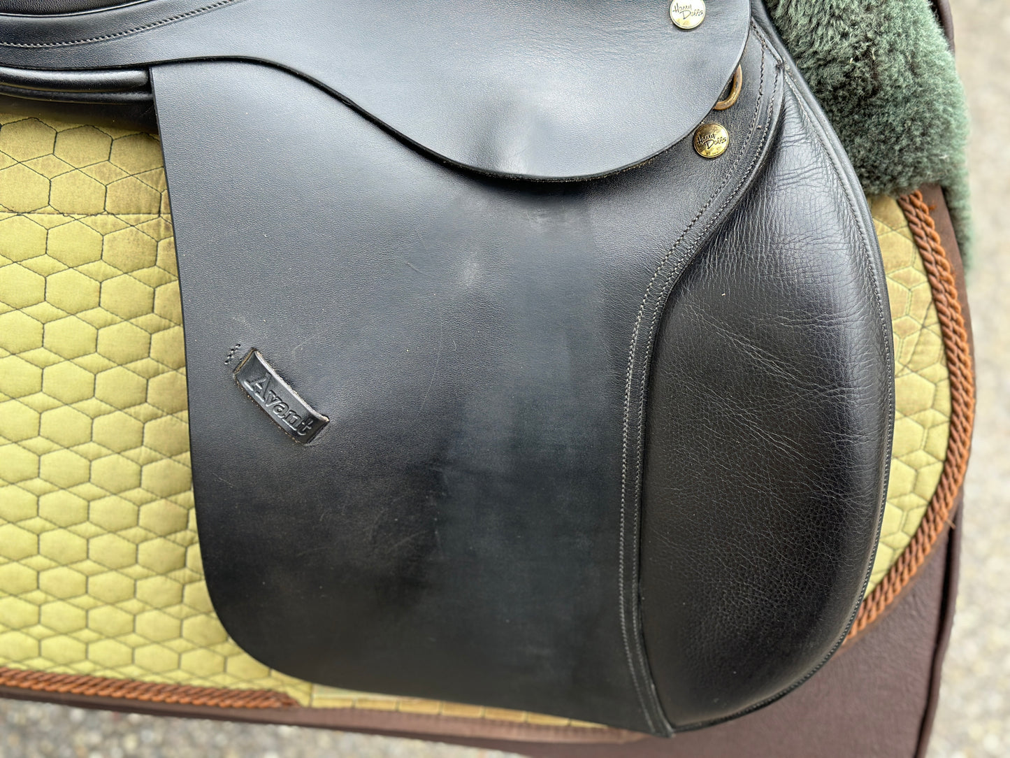 Harry Dabbs Springsattel schwarz 18 Zoll Klettpauschen