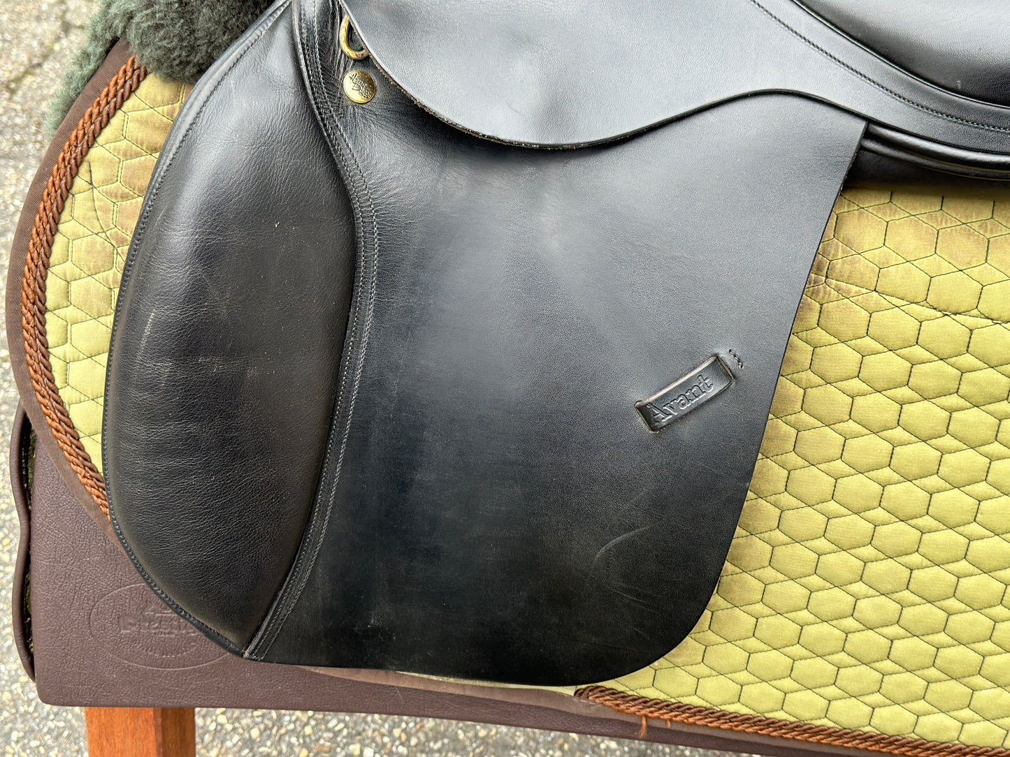 Harry Dabbs Springsattel schwarz 18 Zoll Klettpauschen