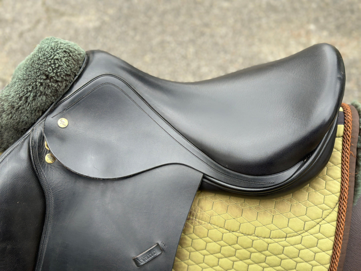 Harry Dabbs Springsattel schwarz 18 Zoll Klettpauschen