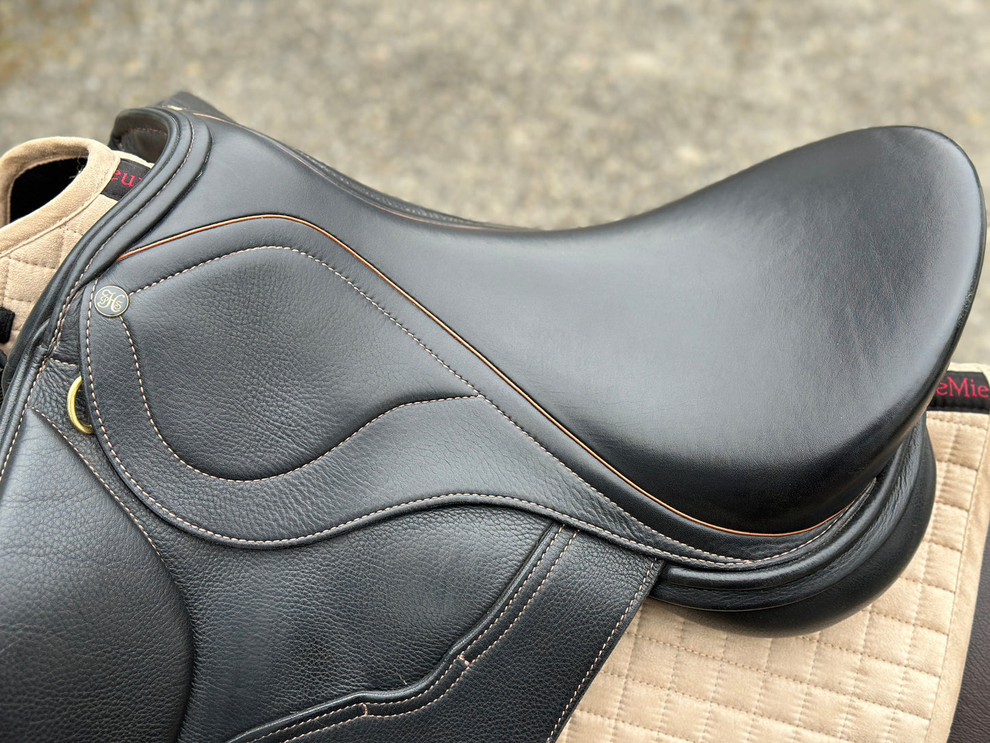 Horobin Gerd Heuschmann dressage saddle as good as new 17.5 inch shoulder clearance