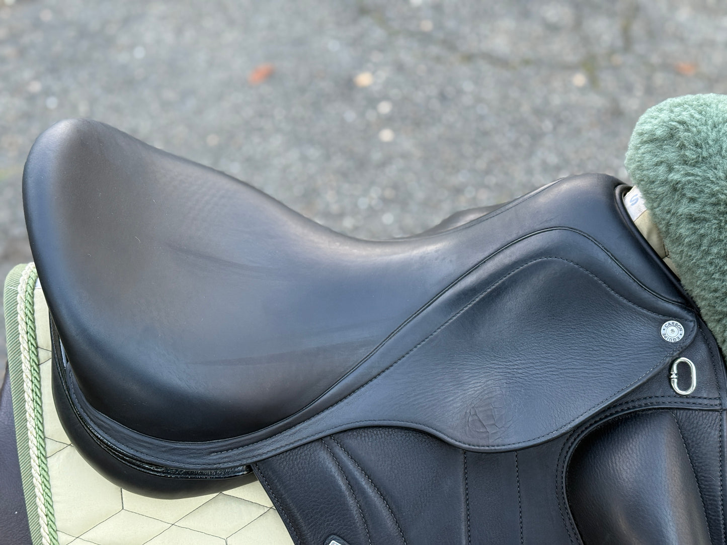 #231 Selleria Equipe Viktoria Carbon Dressursattel 17,5 Zoll +2 M aus 2023