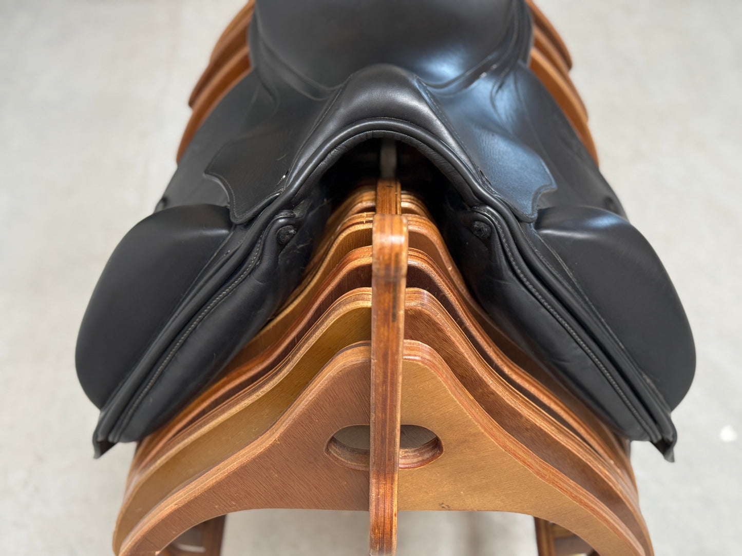 Equiline E9 Dressursattel 17 Zoll Monoblatt - extrem kurz & viel Widerristfreiheit