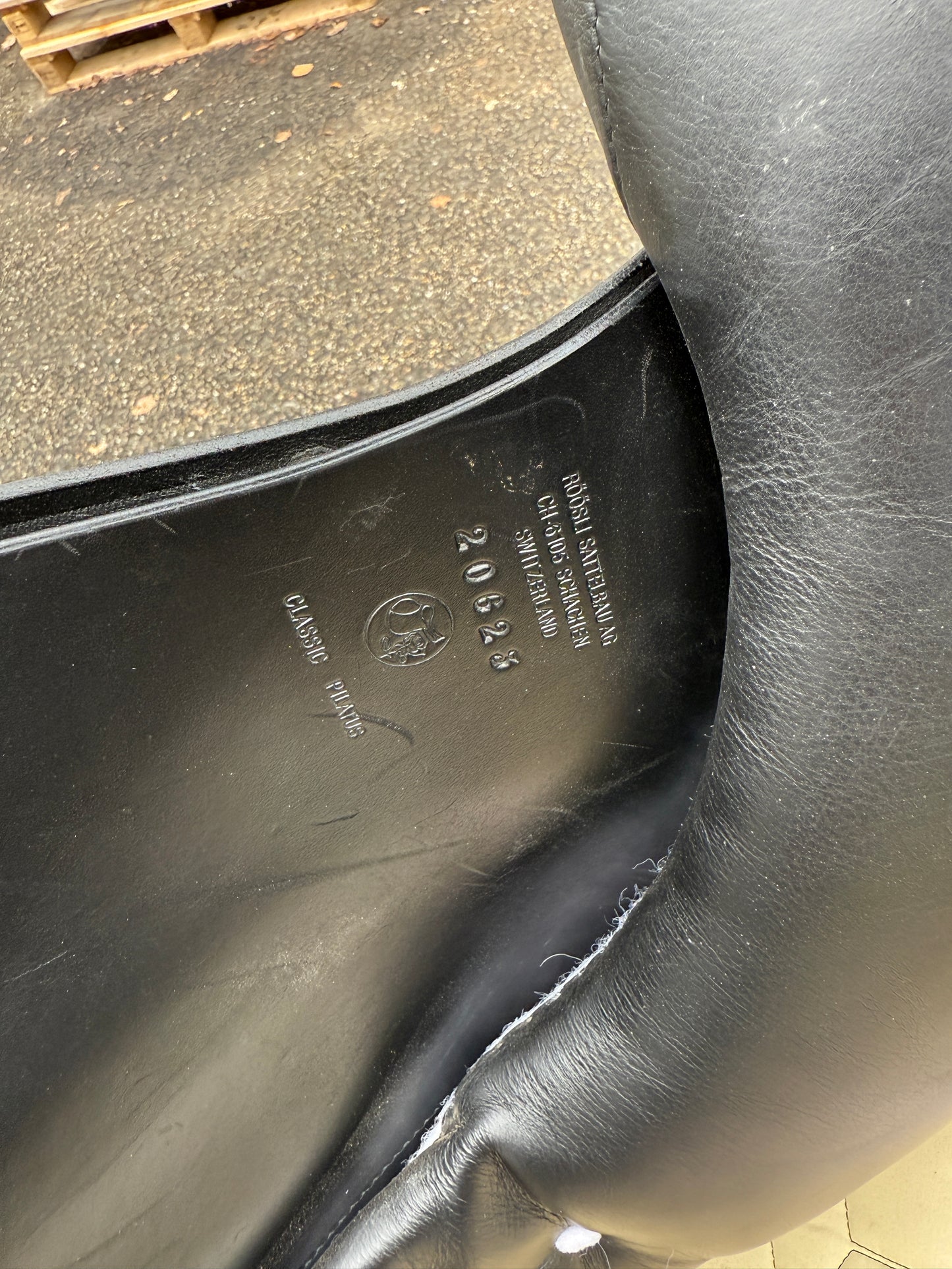 #229 Röösli Classic Pilatus Dressursattel 17,5 Zoll schwarz aus 2023