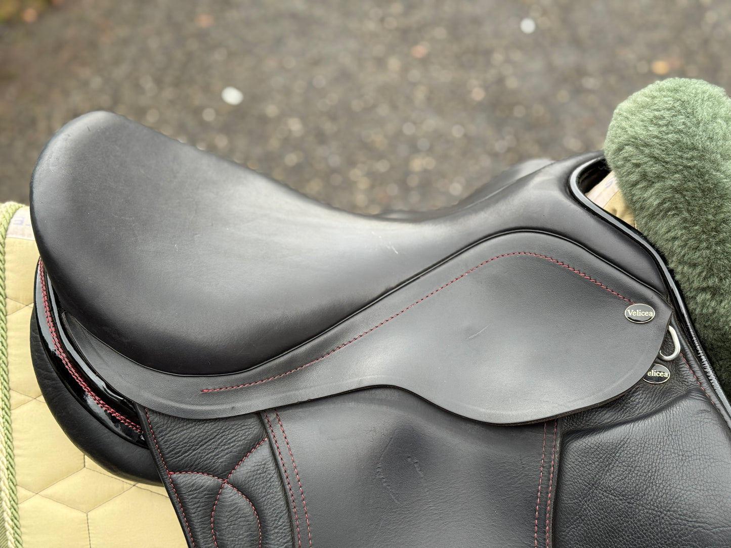 #244 Velicea Onyx Dressursattel 17,5 Zoll breite Kammer