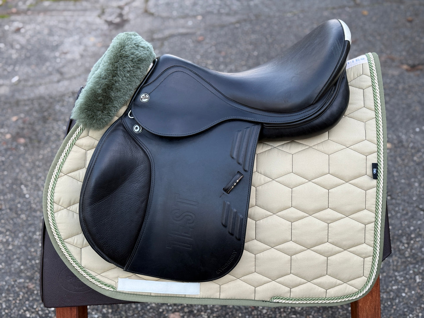 #233 Prestige Synchrony CPS Springsattel 17 Zoll 32 +A