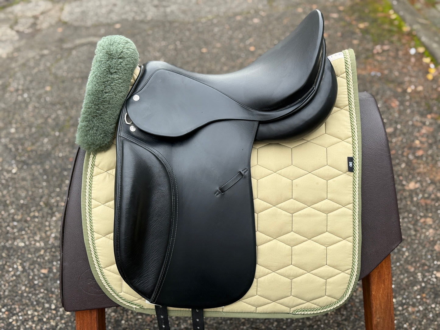 #229 Röösli Classic Pilatus Dressursattel 17,5 Zoll schwarz aus 2023