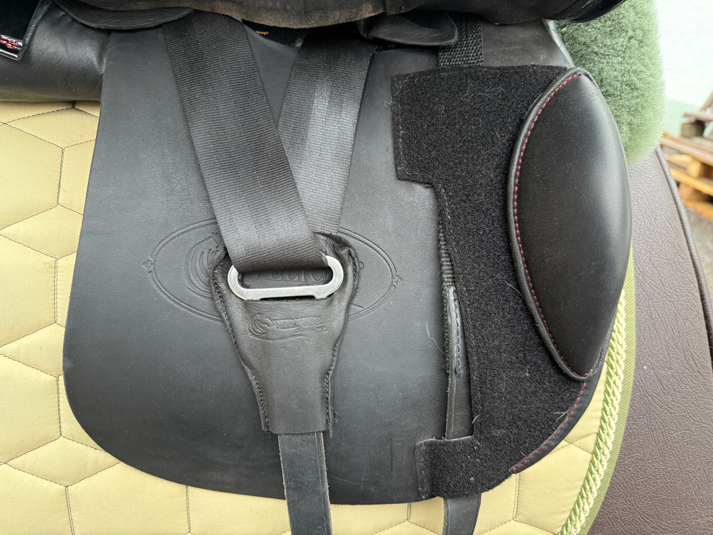 #244 Velicea Onyx Dressursattel 17,5 Zoll breite Kammer