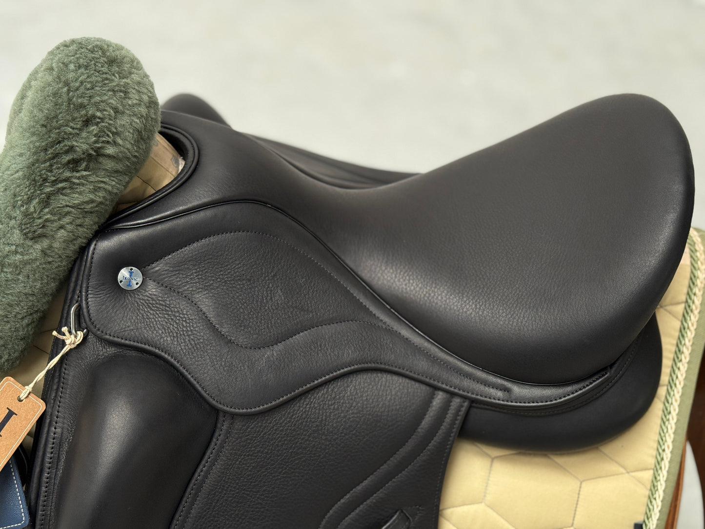 Silla de doma Ikonic Light híbrida monohoja