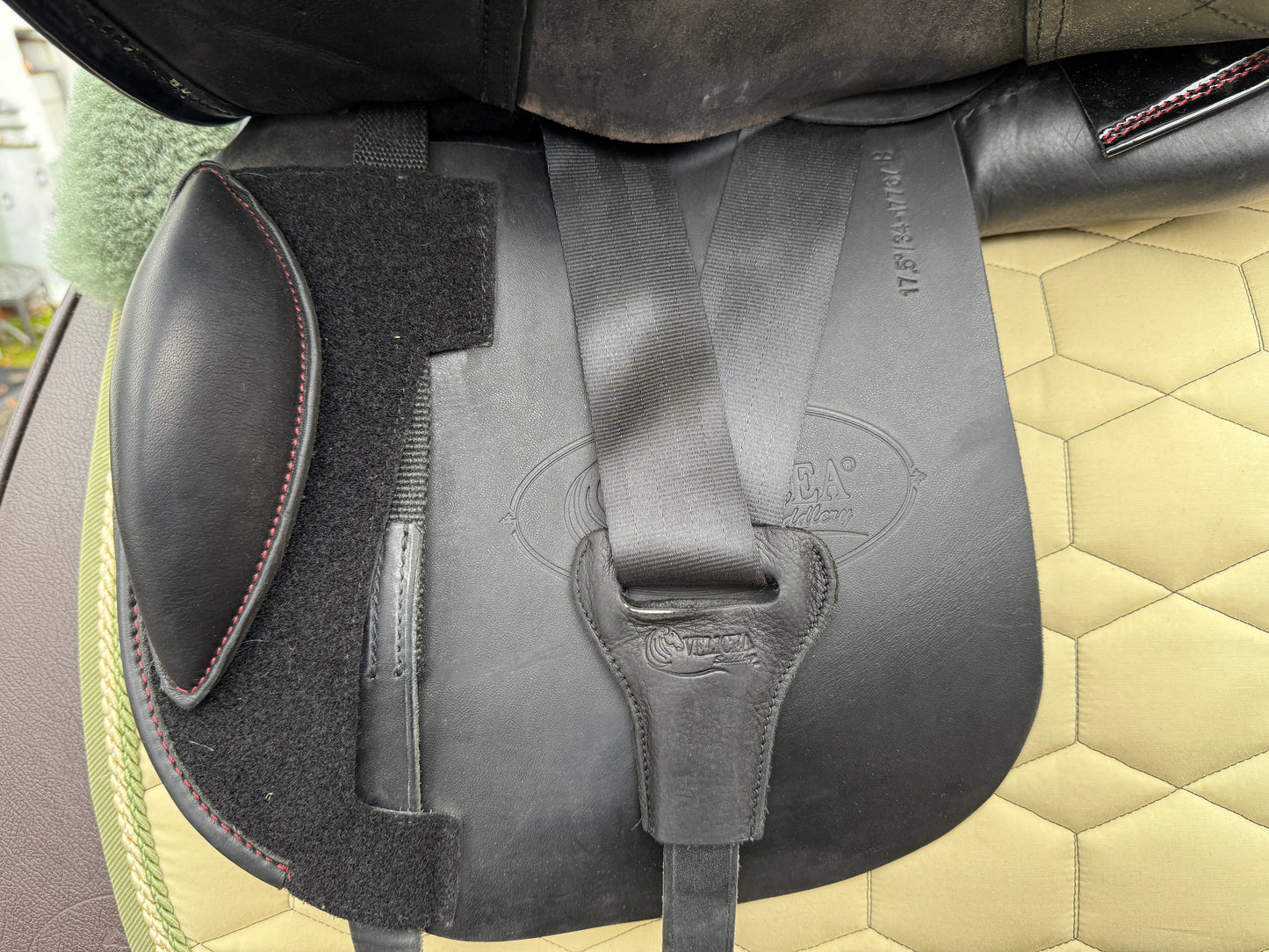 #244 Velicea Onyx Dressursattel 17,5 Zoll breite Kammer