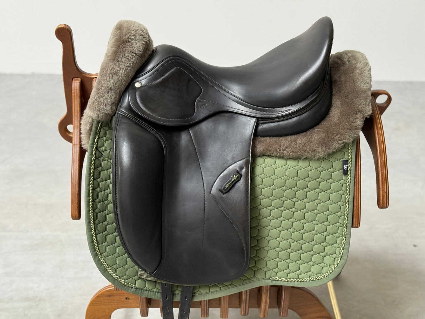 Amerigo Classic Dressage Grip-Leder Pinerolo Dressursattel 17 Zoll M