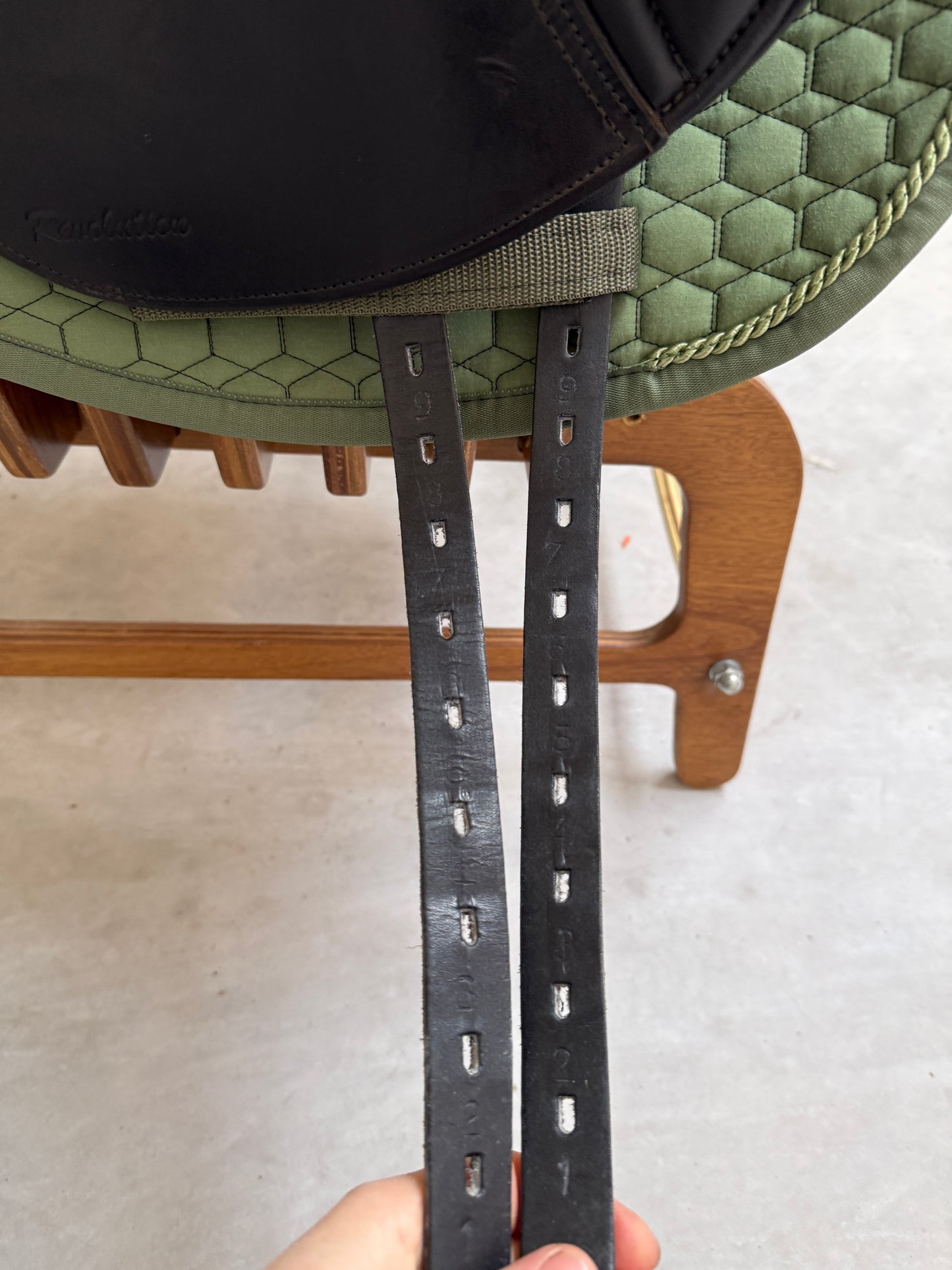 Horse Star Revolution Dressursattel 17,5 Zoll aus 2022