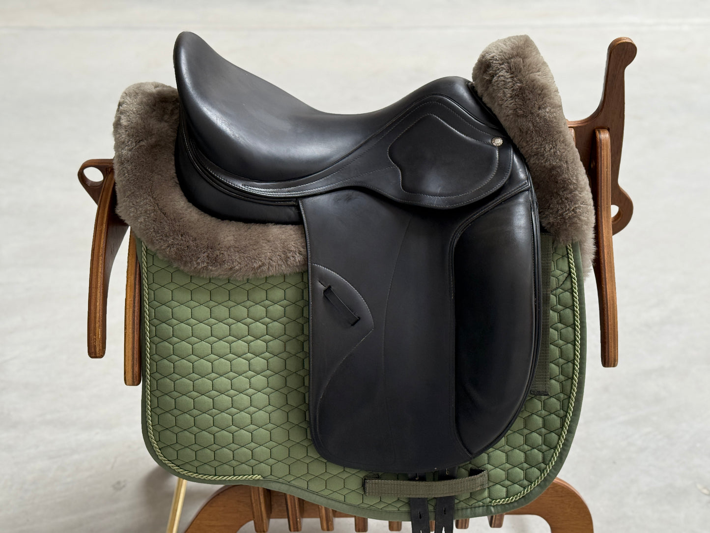 Amerigo Classic Dressage Grip-Leder Pinerolo Dressursattel 17 Zoll M