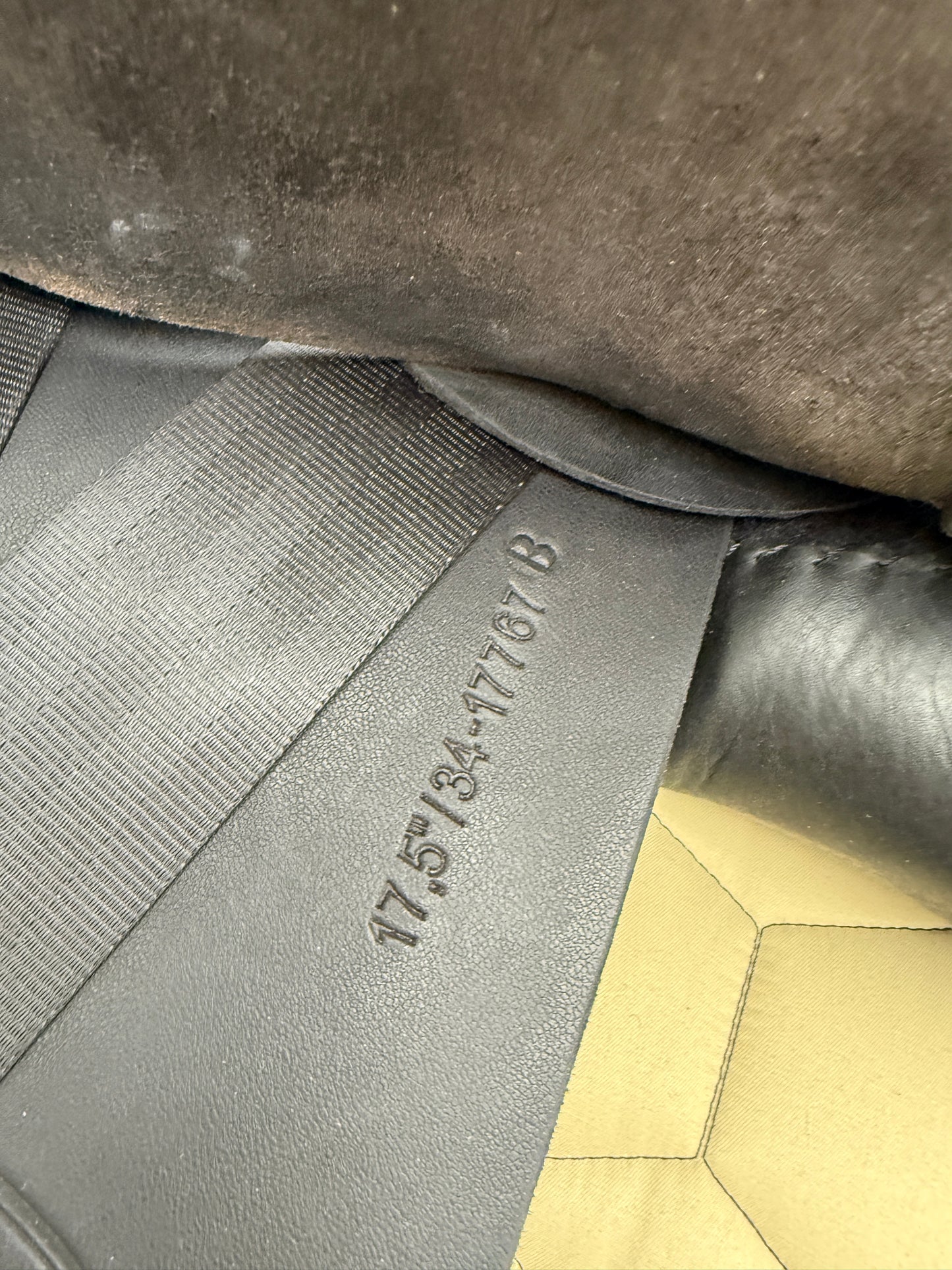 #244 Velicea Onyx Dressursattel 17,5 Zoll breite Kammer