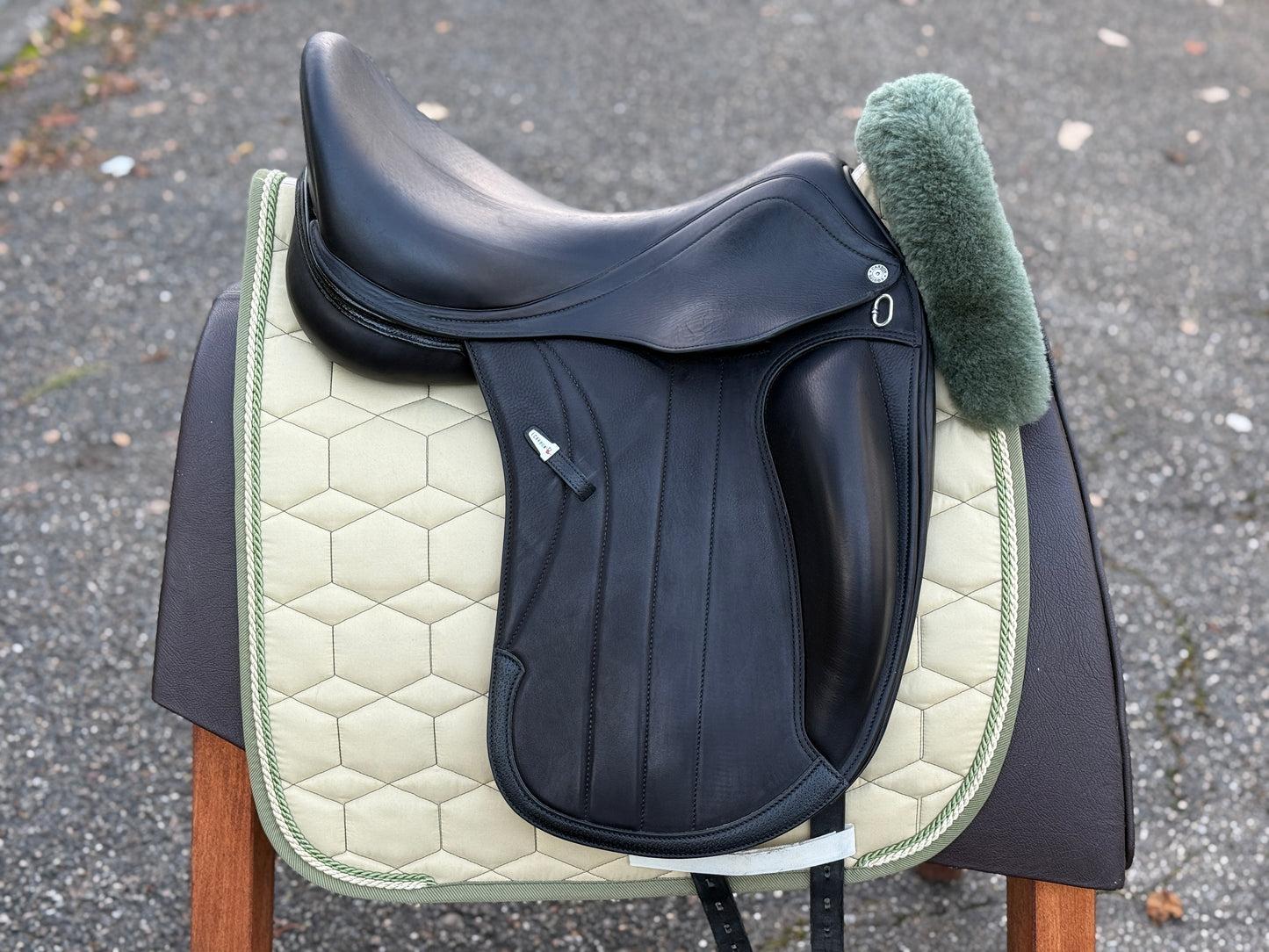 #231 Selleria Equipe Viktoria Carbon Dressursattel 17,5 Zoll +2 M aus 2023