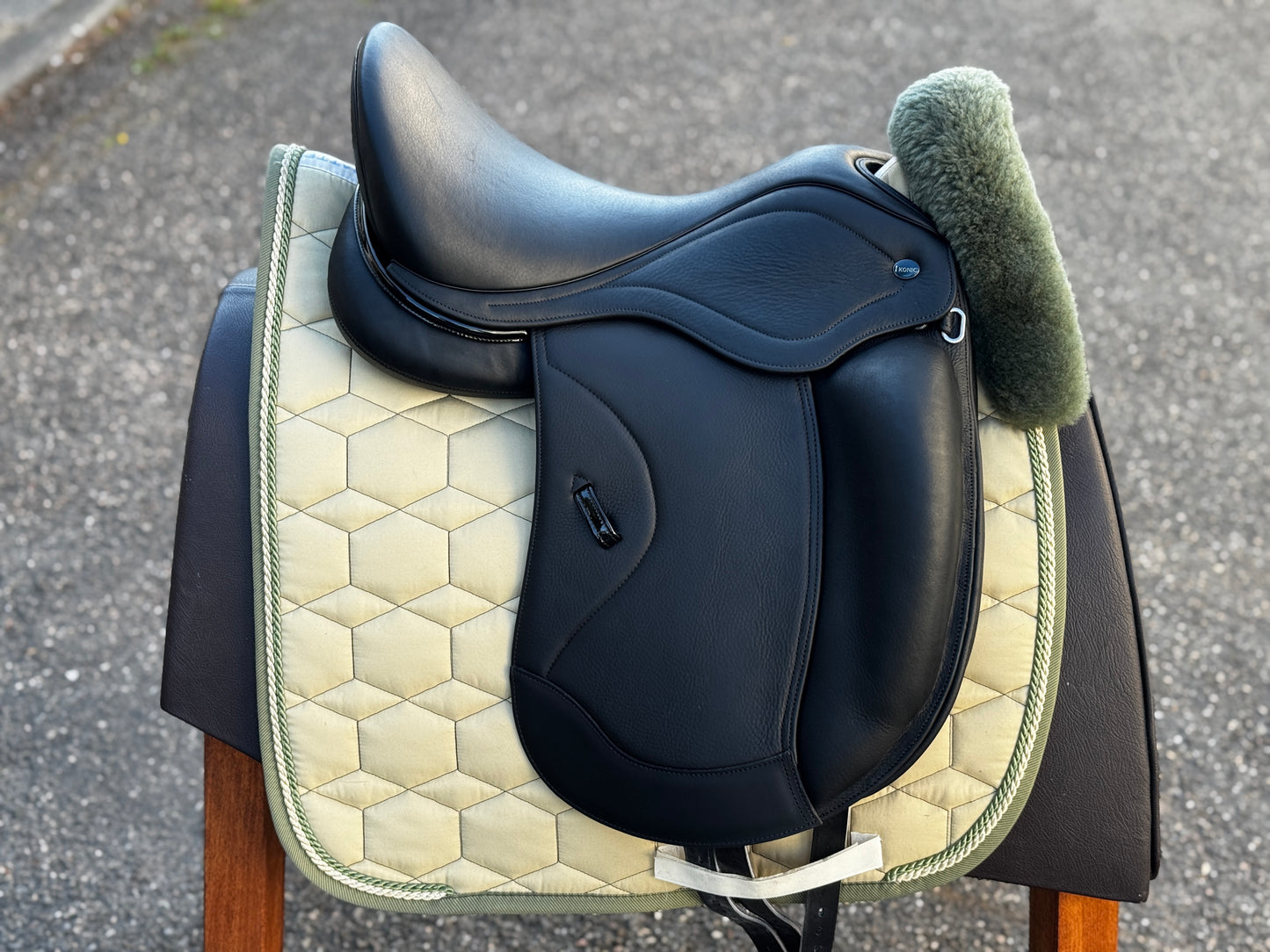 Ikonic Light Dressursattel Monoblatt Hybrid 16,5 Zoll Vorführsattel