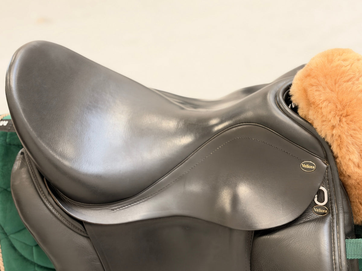 Velicea Onyx Dressursattel 17,5 Zoll mit Doma Vaquero Kissen