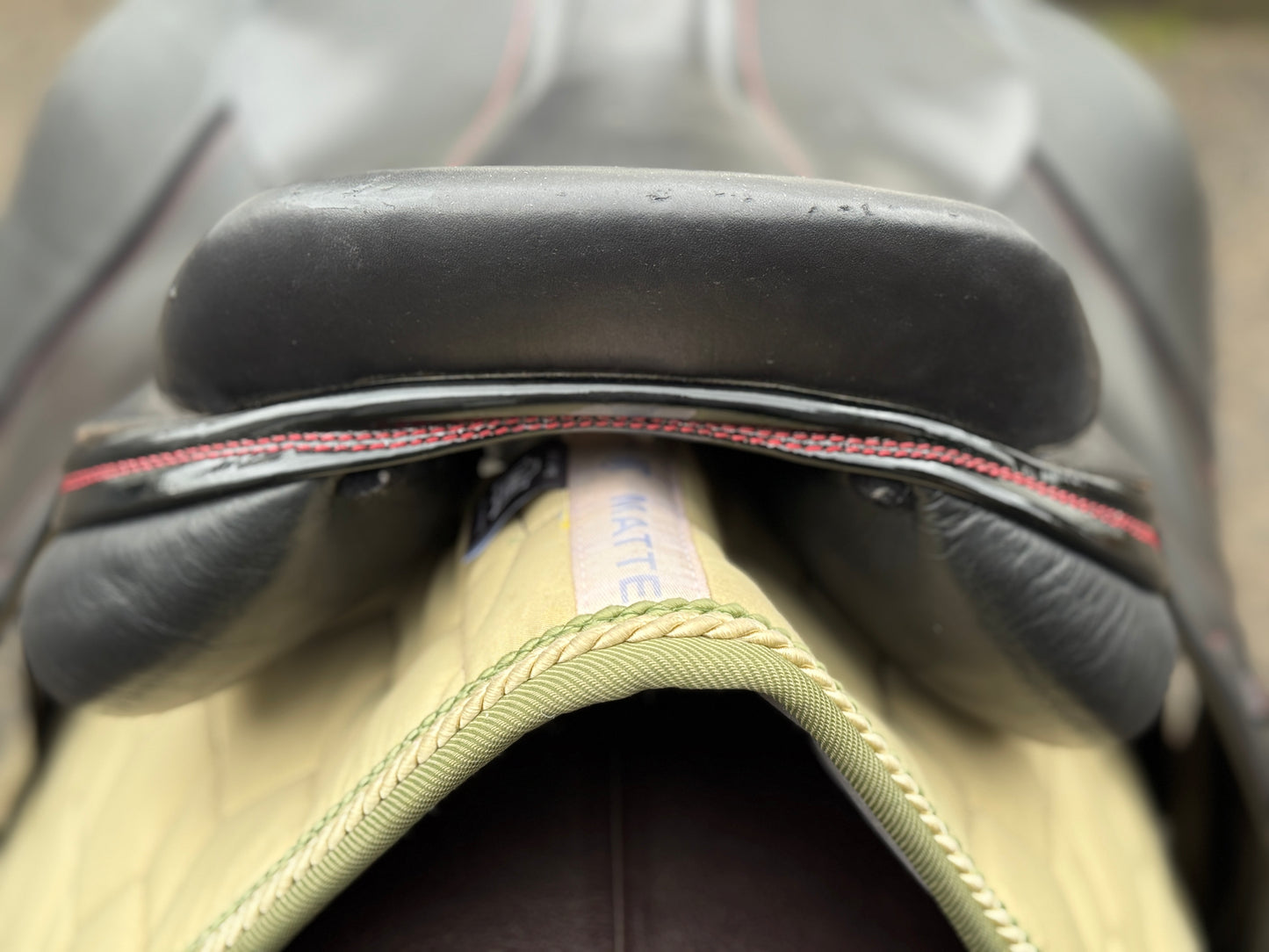 #244 Velicea Onyx Dressursattel 17,5 Zoll breite Kammer