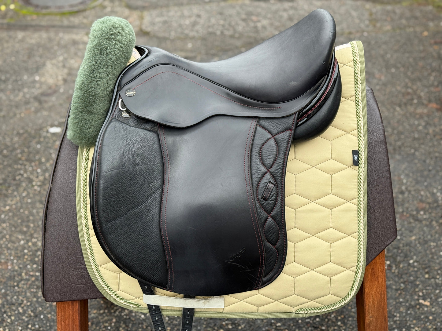 #244 Velicea Onyx Dressursattel 17,5 Zoll breite Kammer