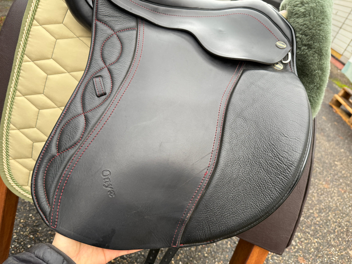 #244 Velicea Onyx Dressursattel 17,5 Zoll breite Kammer