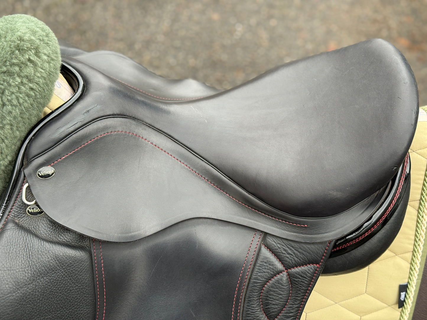 #244 Velicea Onyx Dressursattel 17,5 Zoll breite Kammer