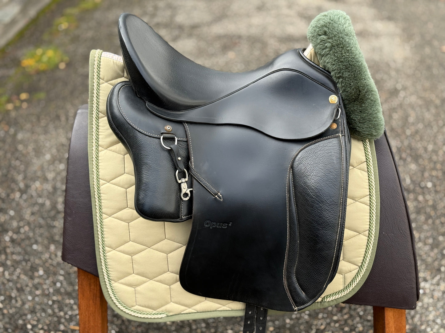 #215 Sommer Opus I Dressursattel mit Equitation Kissen 17,5 Zoll