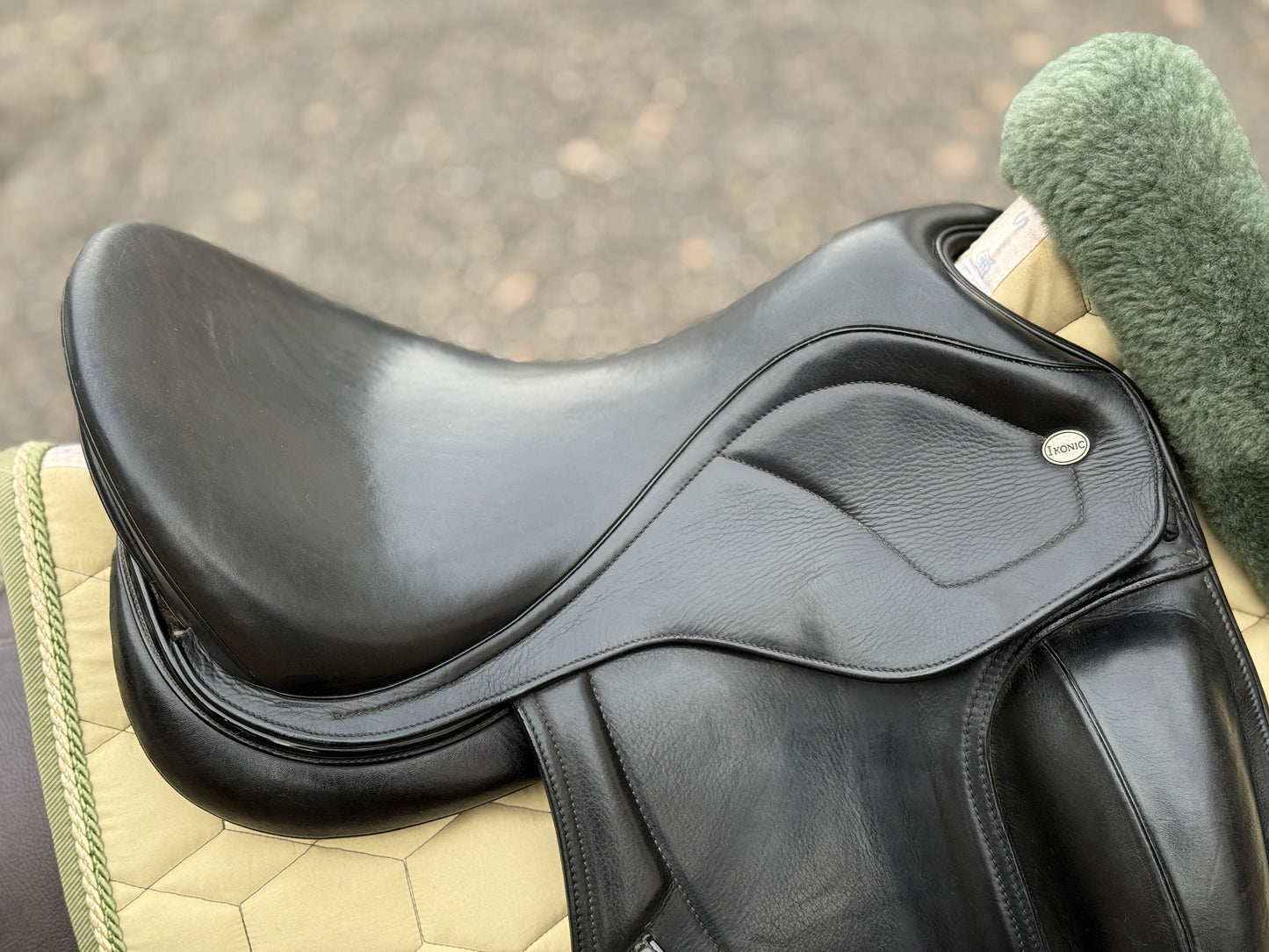 #260 Ikonic Pro Evolution Monoblatt DEV01 Dressursattel 16,5 Zoll