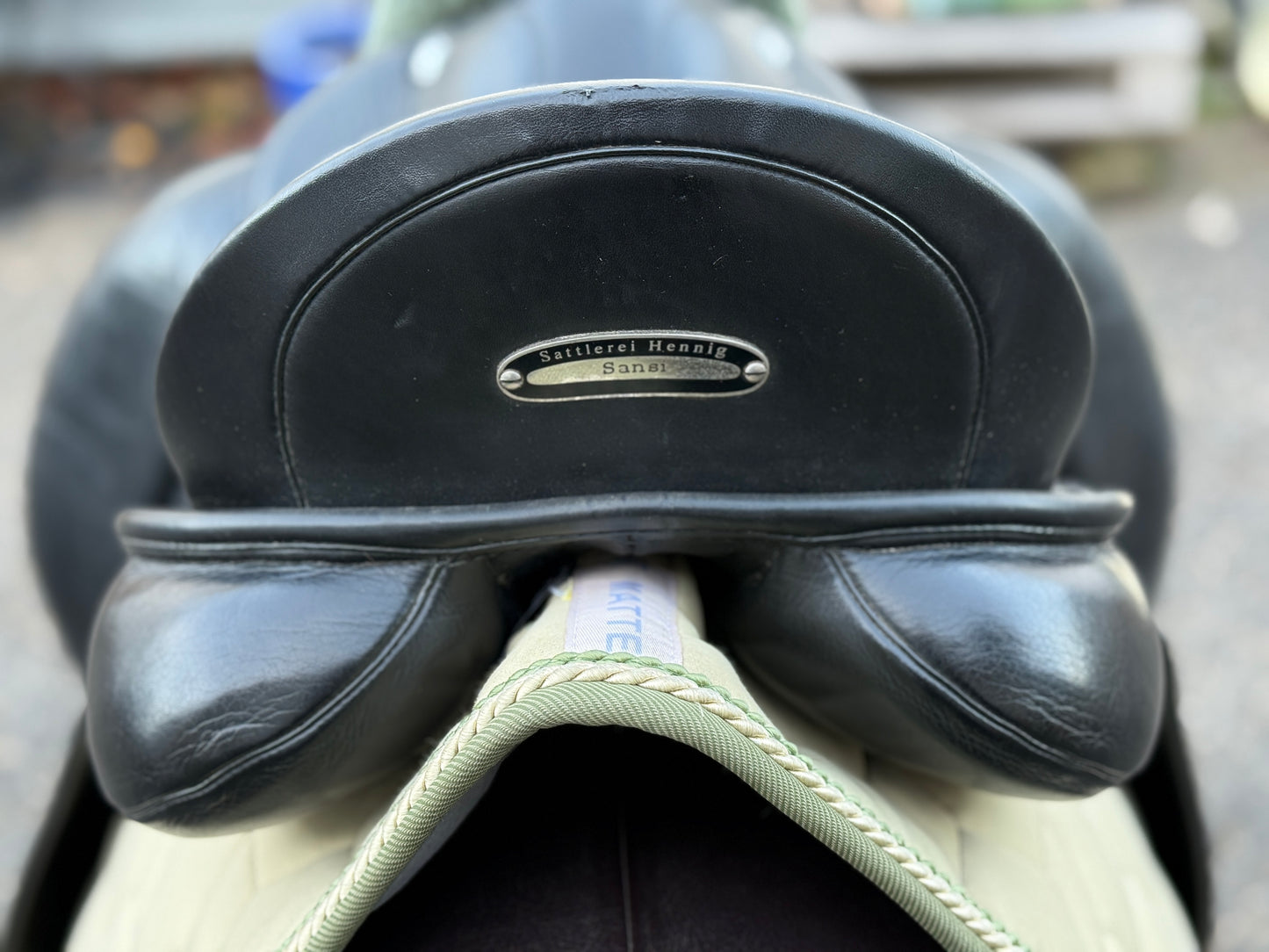 #225 Hennig Dressursattel Monoblatt 17,5 Zoll Klettpauschen