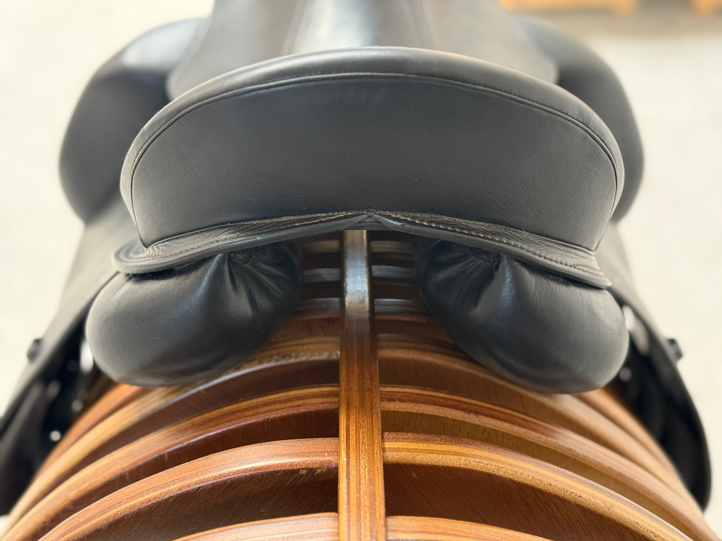 Equiline E9 Dressursattel 17 Zoll Monoblatt - extrem kurz & viel Widerristfreiheit