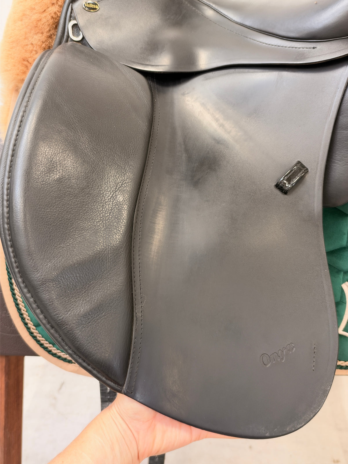 Velicea Onyx Dressursattel 17,5 Zoll mit Doma Vaquero Kissen
