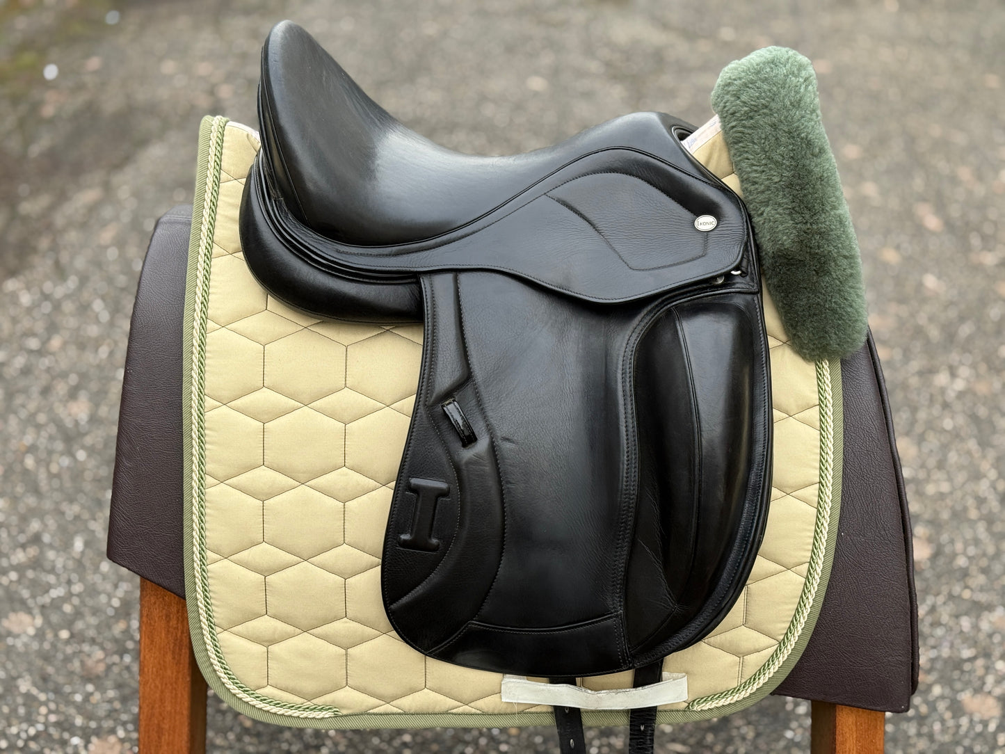 #260 Ikonic Pro Evolution Monoblatt DEV01 Dressursattel 16,5 Zoll