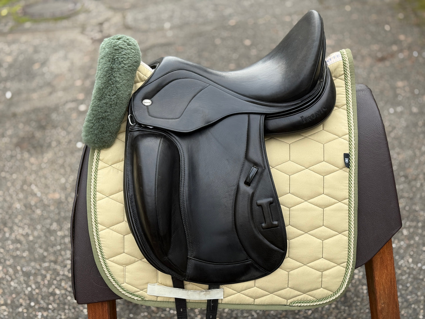 #260 Ikonic Pro Evolution Monoblatt DEV01 Dressursattel 16,5 Zoll