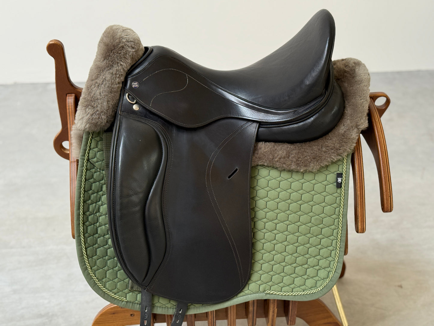 Horse Star Revolution Dressursattel 17,5 Zoll aus 2022