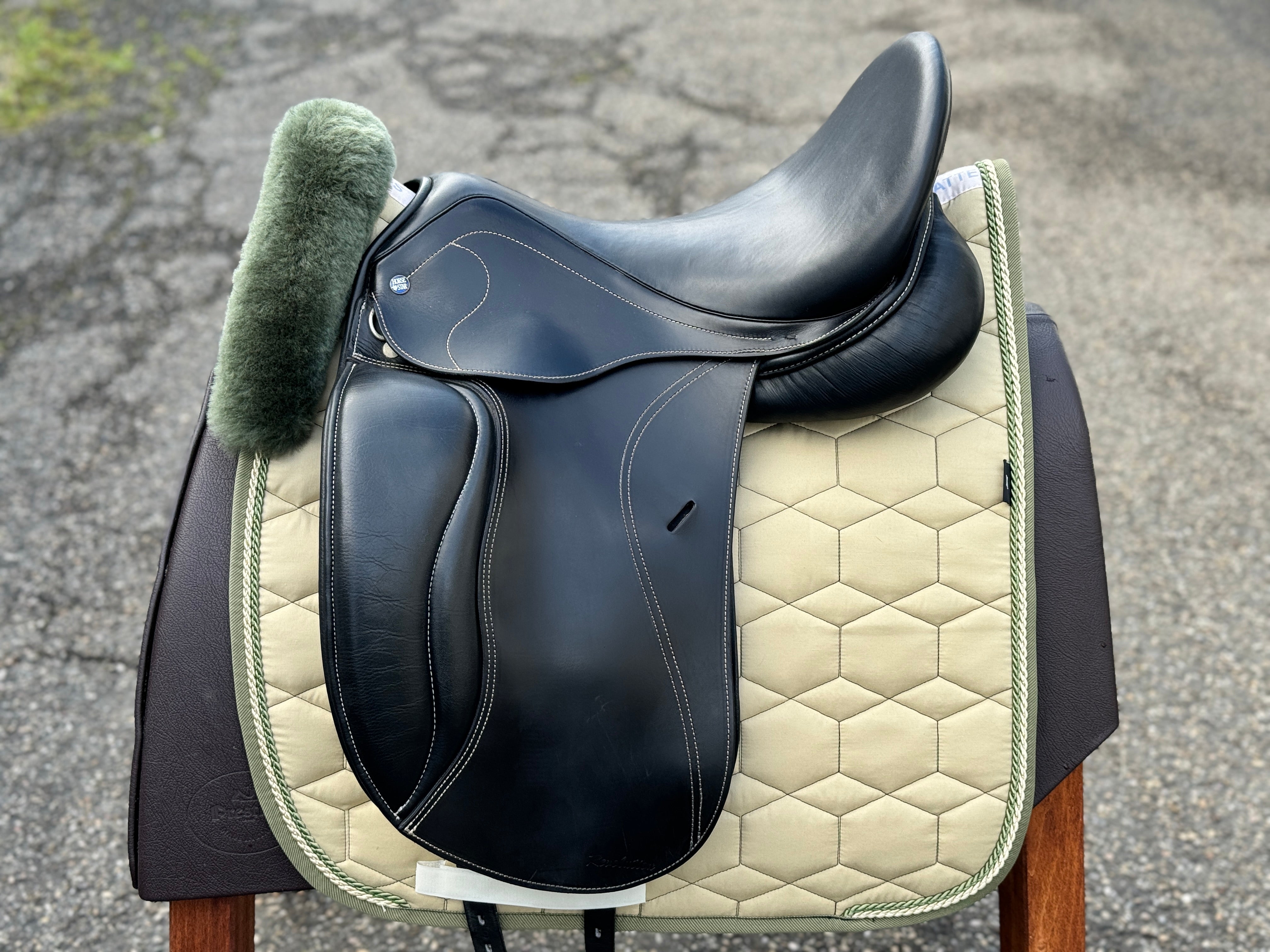 Prestige Top Dressage shops Dressursattel 17 Zoll Bananenkissen